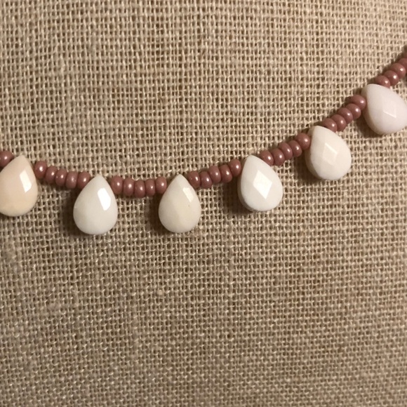 *Tiny* Queen Conch faceted teardrops necklace, with dusty rose Czech beads. NWOT - Picture 5 of 5